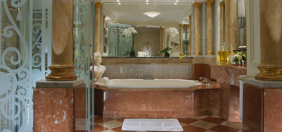 Royal-Suite-Bath_tbe_room_carousel