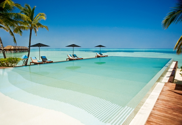 Lux-Maldives-pool