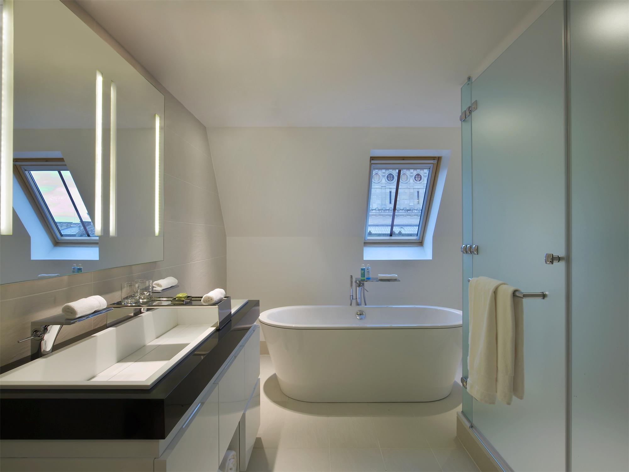 WOW Suite Bathroom W Paris